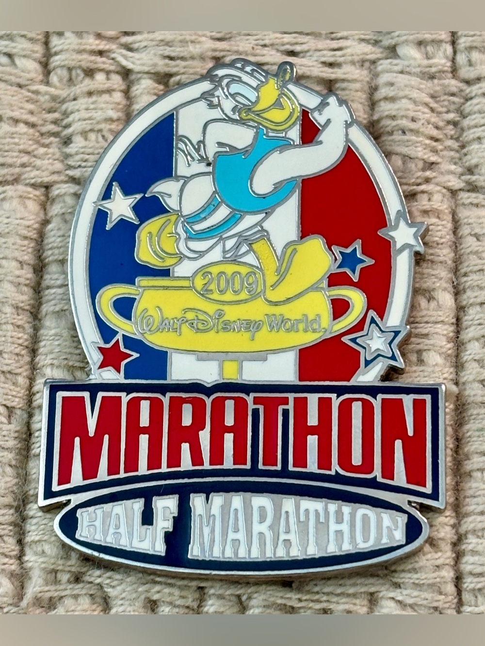 DISNEY 2009 LE 2000 Donald Duck Walt Disney World 1/2 Marathon Pin
